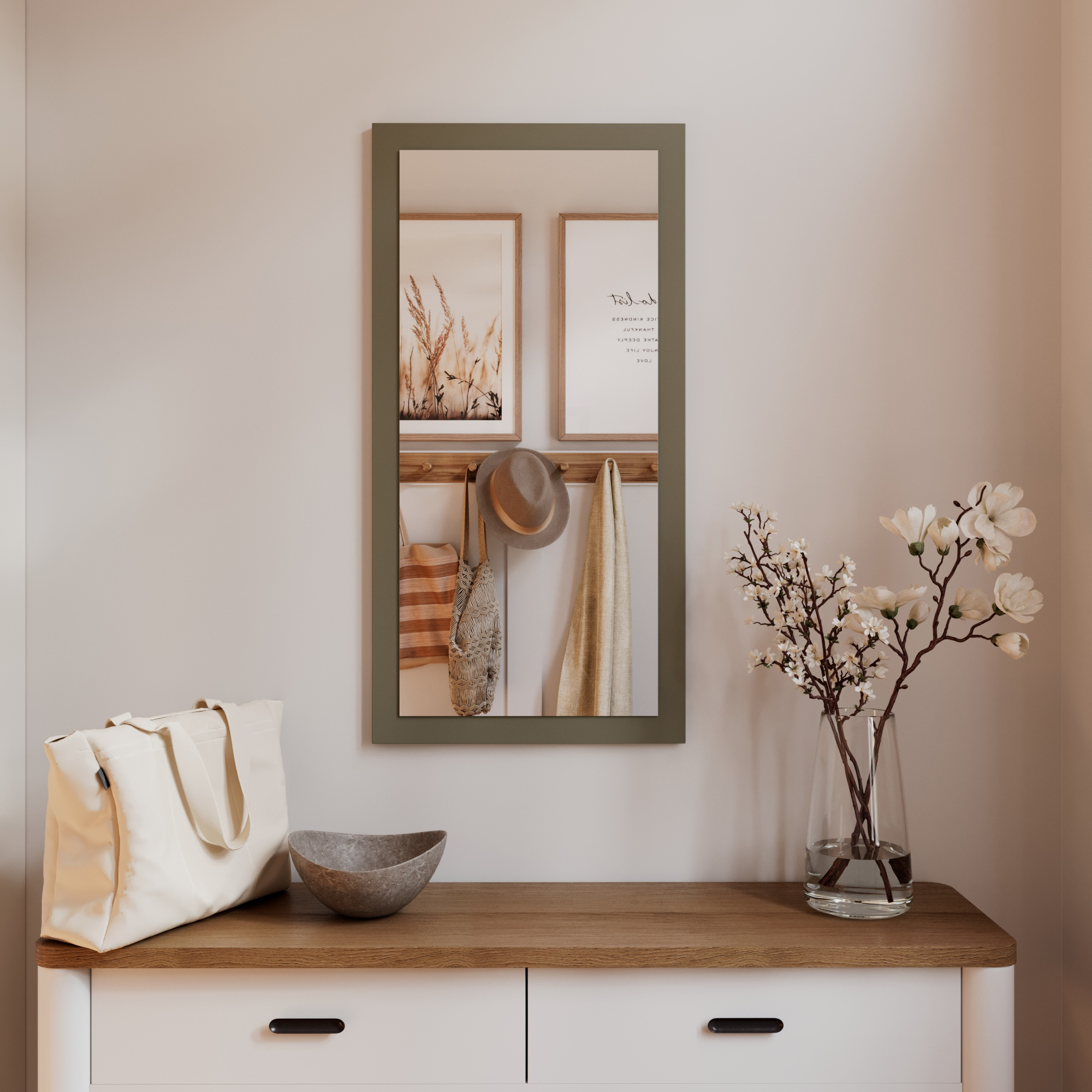 Wandspiegel Doman auf dekorativen Holzplatte im modernen Stil mit elegantem Rahmen und Befestigung