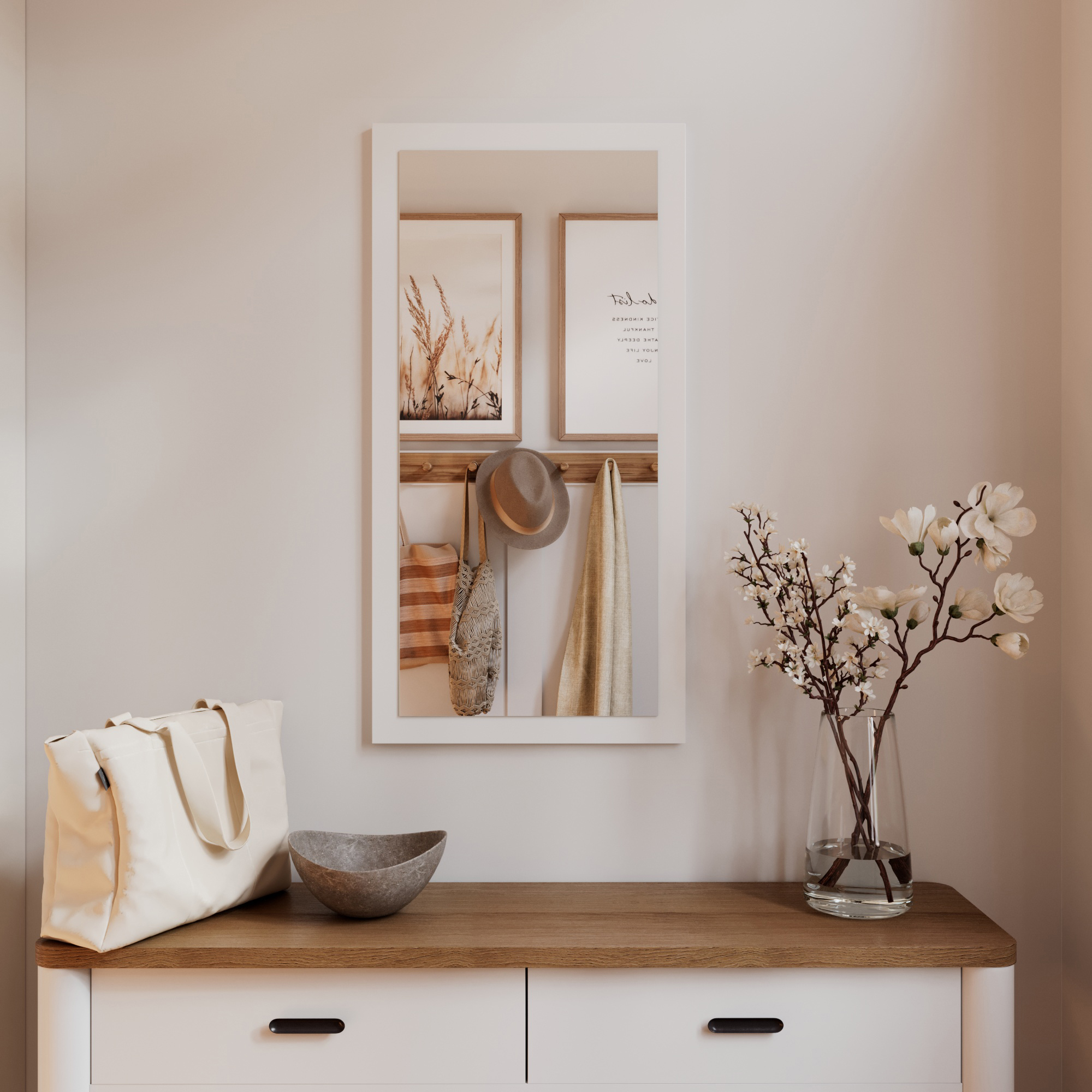 Wandspiegel Doman auf dekorativen Holzplatte im modernen Stil mit elegantem Rahmen und Befestigung