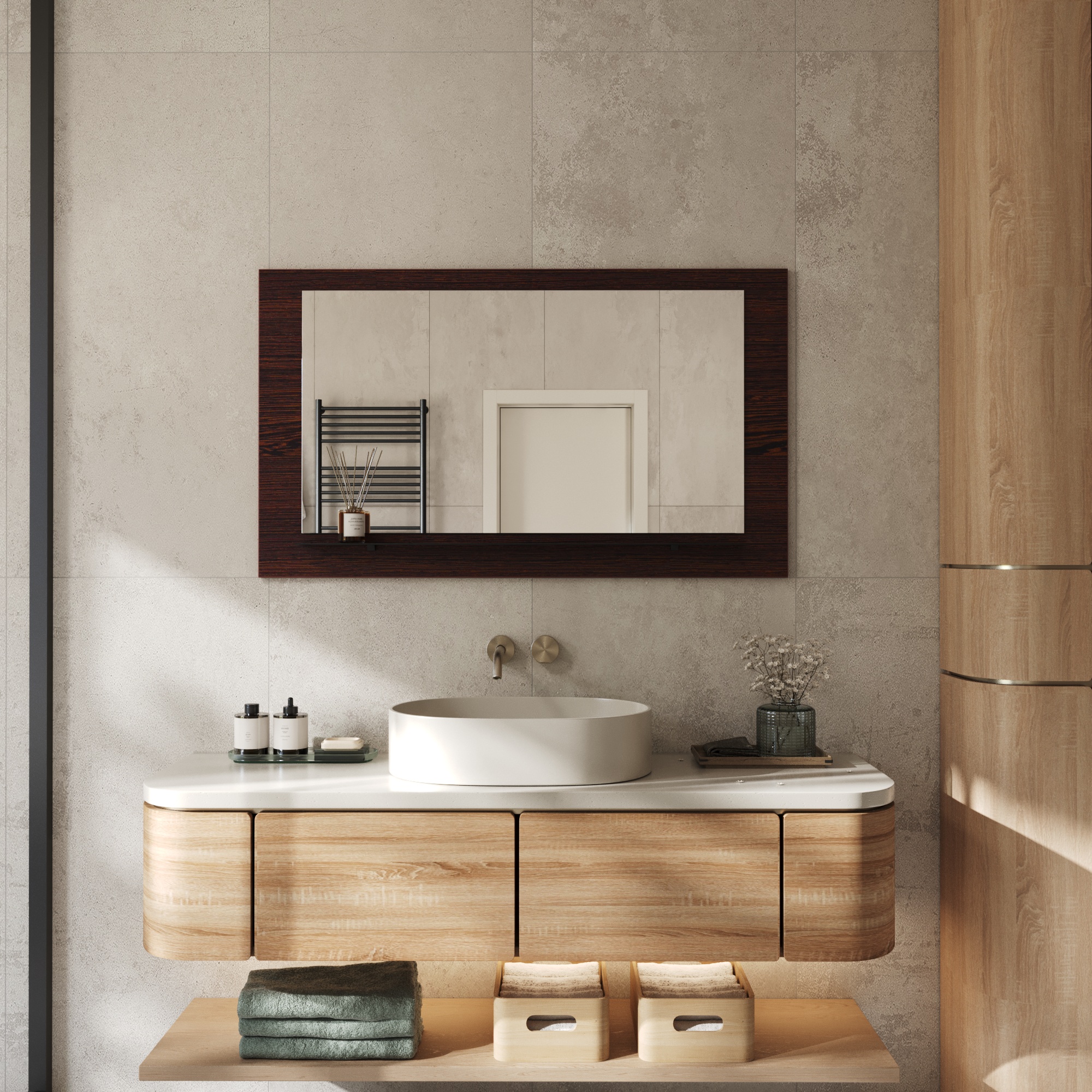 Wandspiegel Anina auf dekorativen Holzplatte im modernen Stil mit elegantem Rahmen und Befestigung