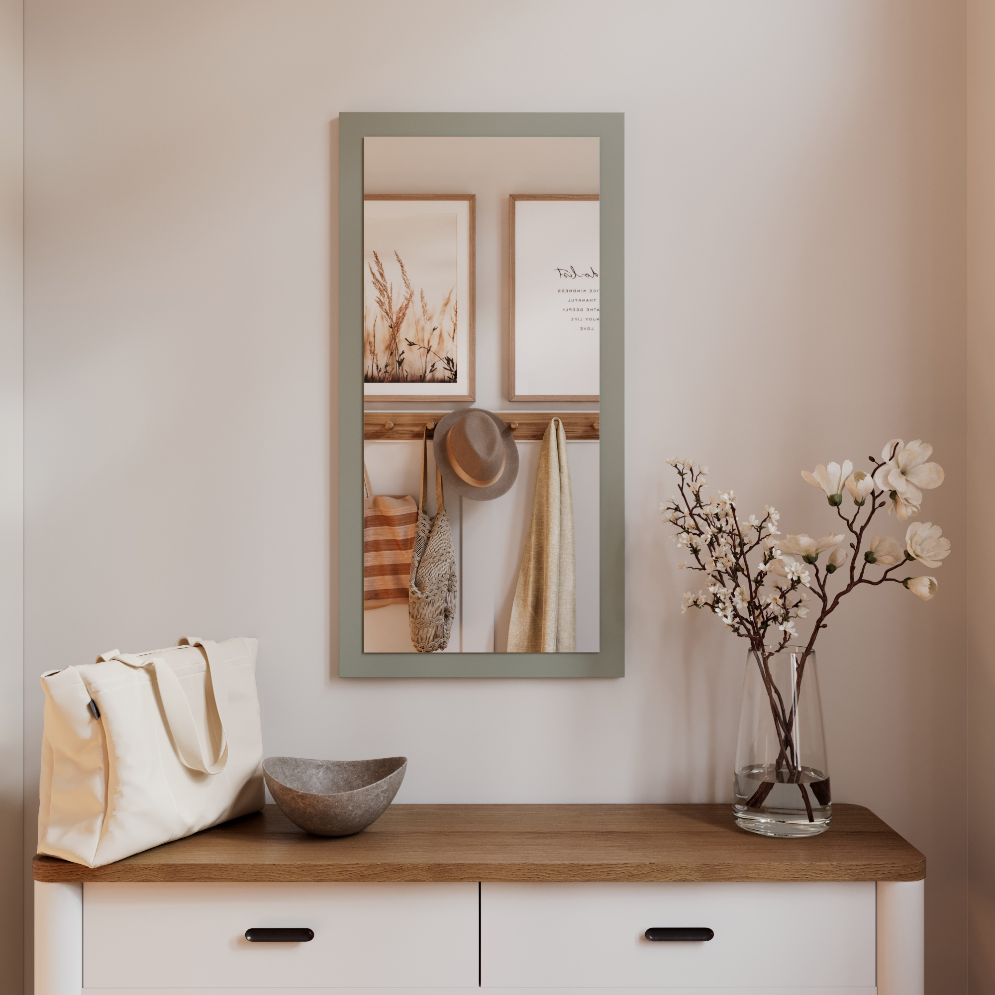 Wandspiegel Doman auf dekorativen Holzplatte im modernen Stil mit elegantem Rahmen und Befestigung