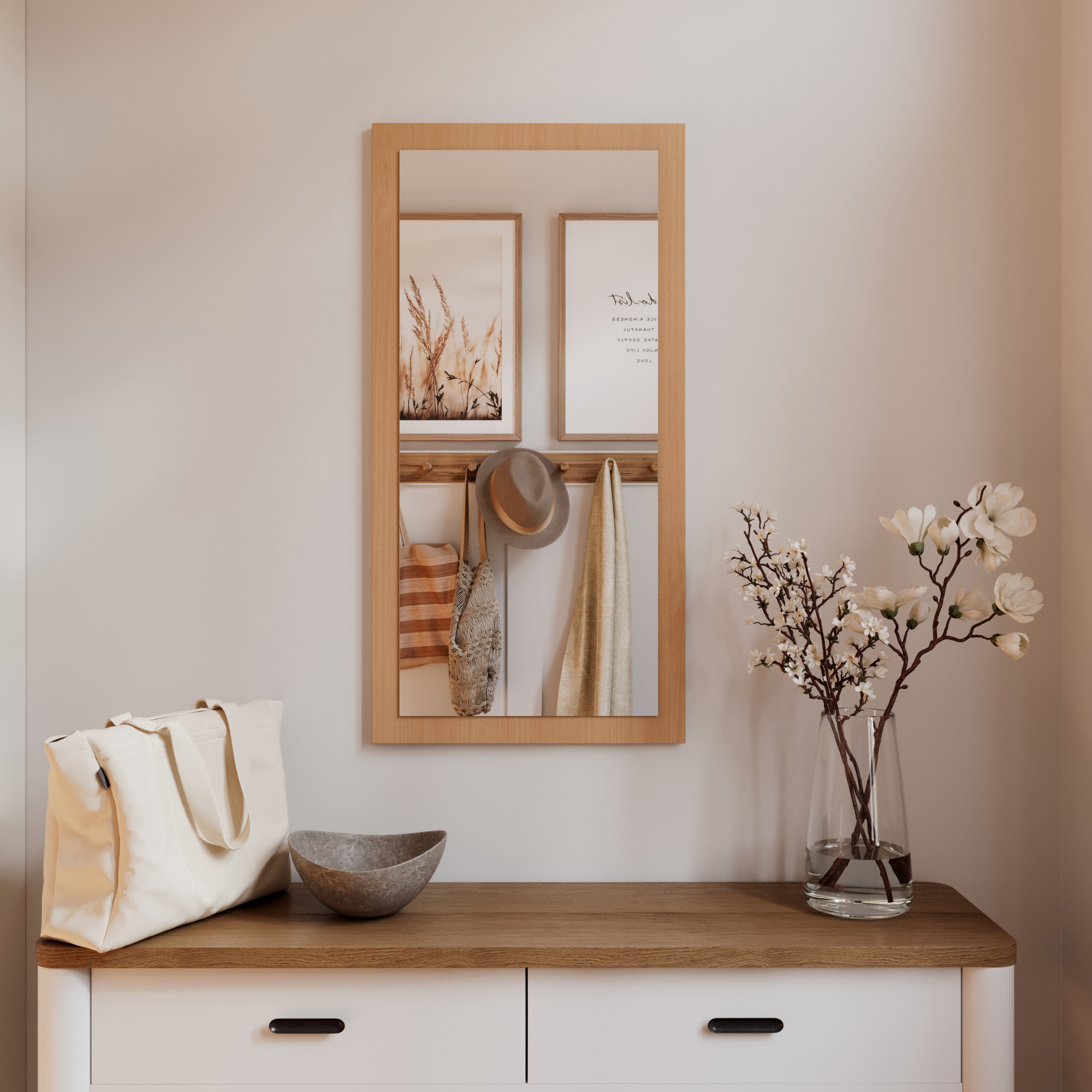 Wandspiegel Doman auf dekorativen Holzplatte im modernen Stil mit elegantem Rahmen und Befestigung