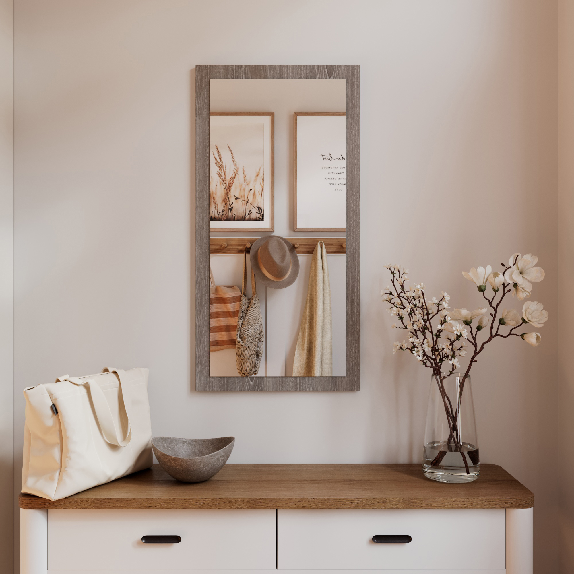 Wandspiegel Doman auf dekorativen Holzplatte im modernen Stil mit elegantem Rahmen und Befestigung