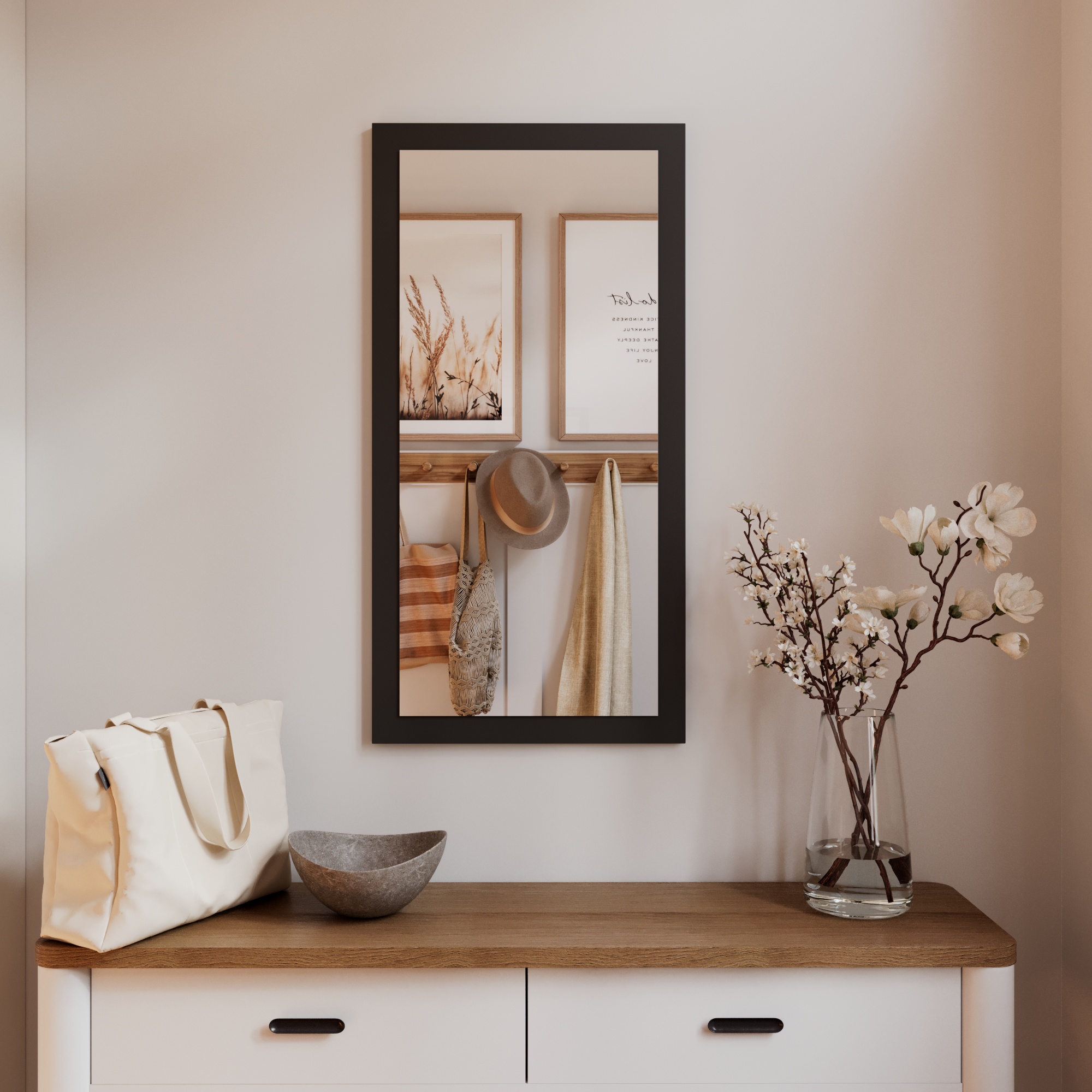 Wandspiegel Doman auf dekorativen Holzplatte im modernen Stil mit elegantem Rahmen und Befestigung