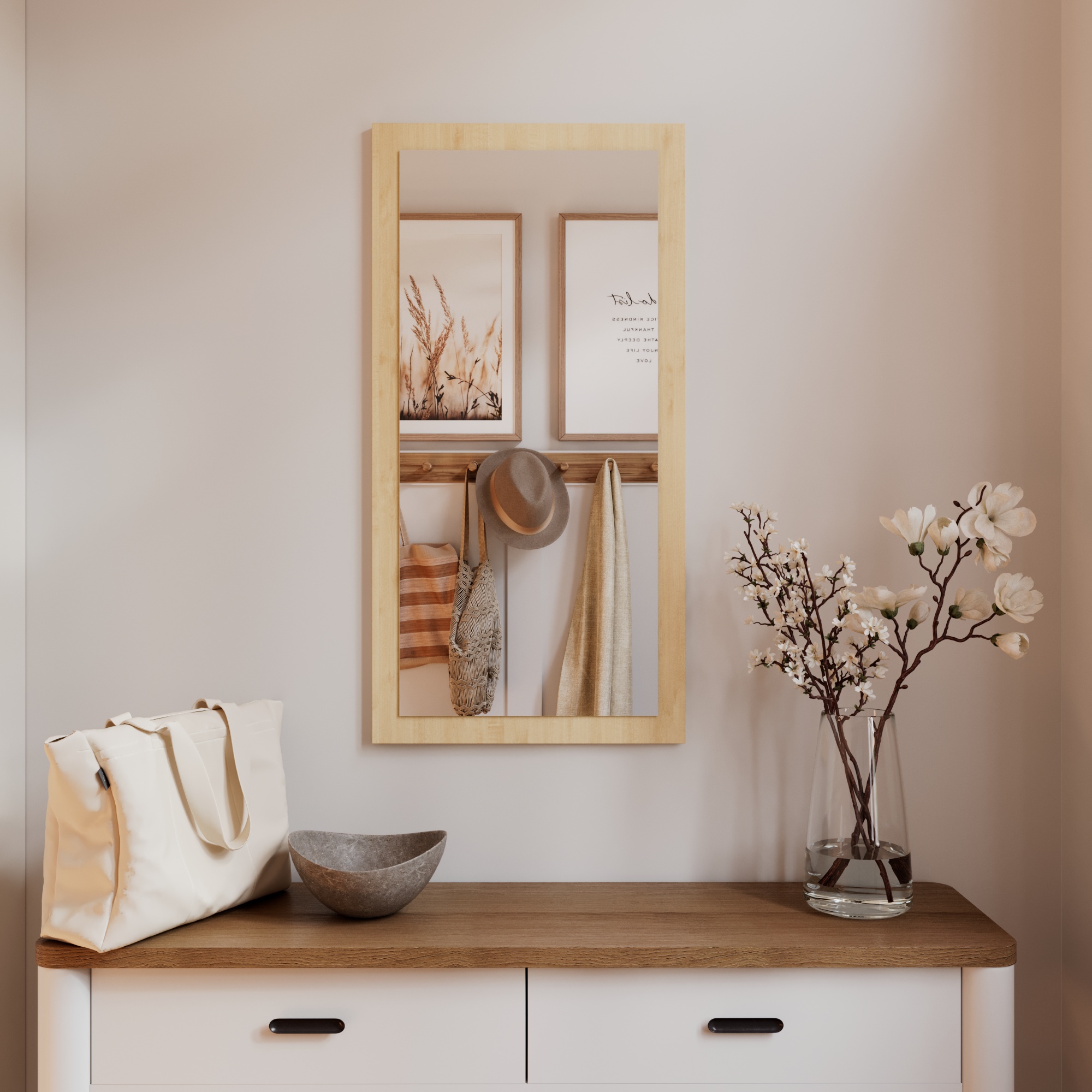 Wandspiegel Doman auf dekorativen Holzplatte im modernen Stil mit elegantem Rahmen und Befestigung